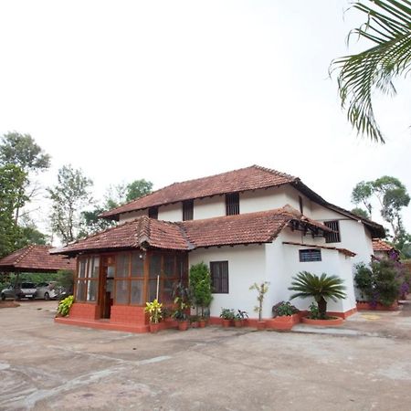 Sardar Bahadur'S Heritage Bungalow Estate Stay Napoklu Екстериор снимка