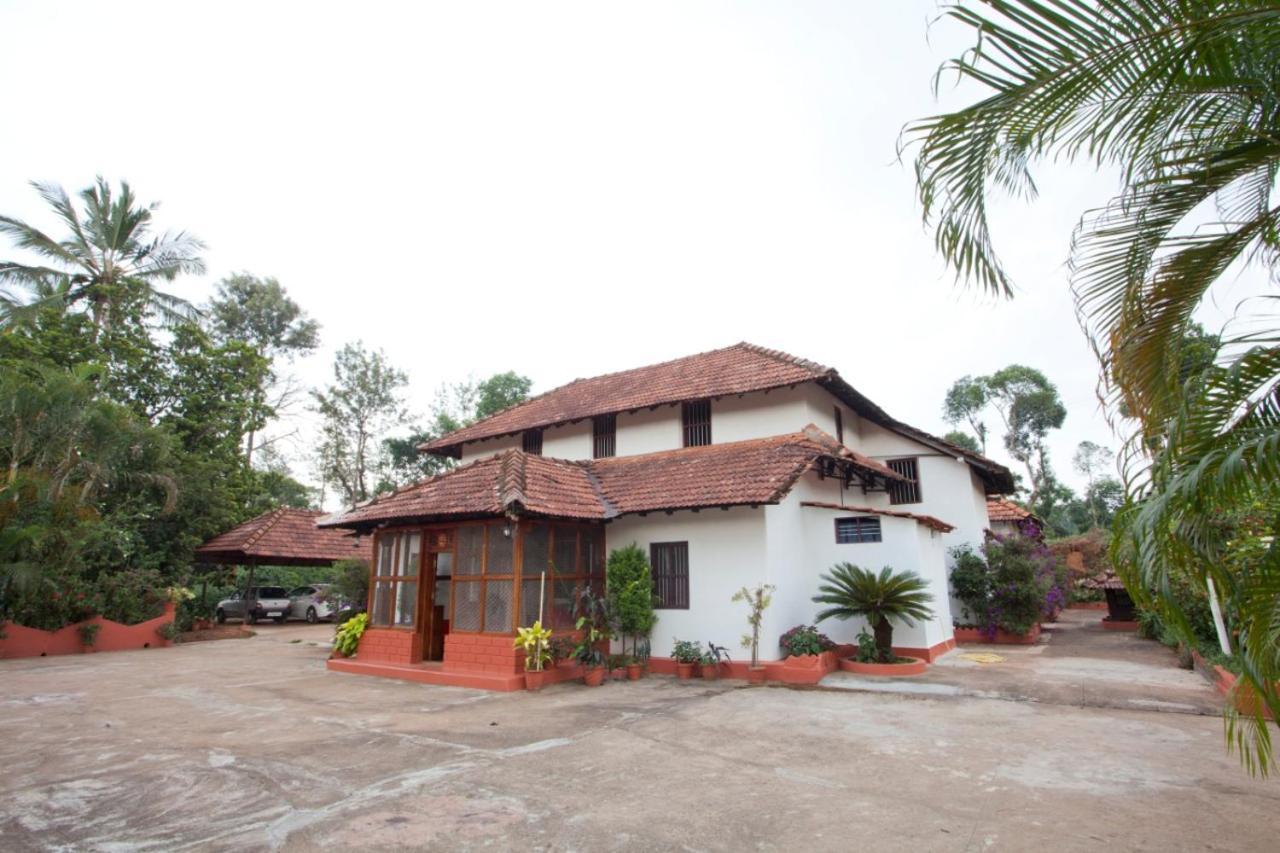Sardar Bahadur'S Heritage Bungalow Estate Stay Napoklu Екстериор снимка