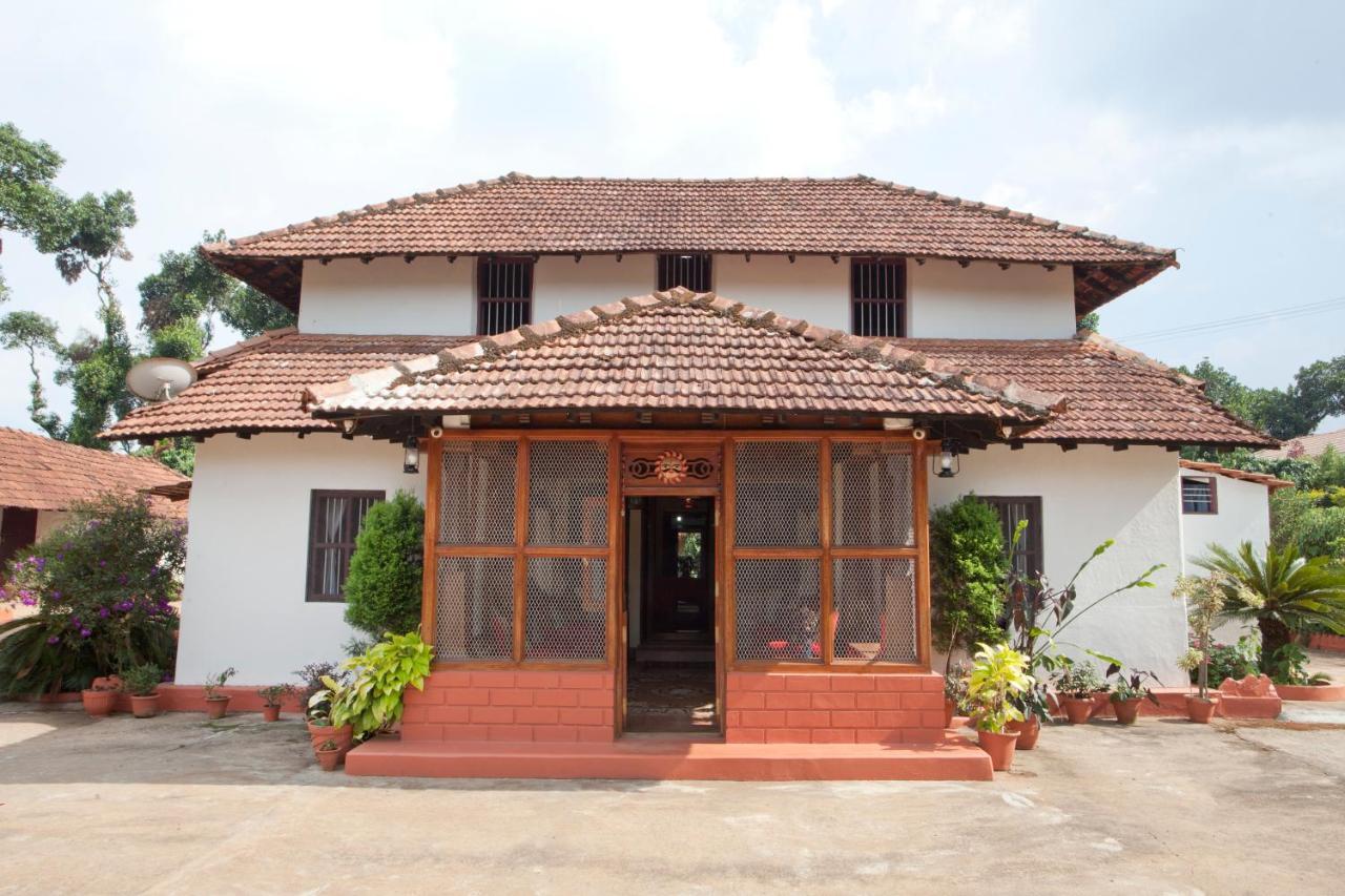 Sardar Bahadur'S Heritage Bungalow Estate Stay Napoklu Екстериор снимка