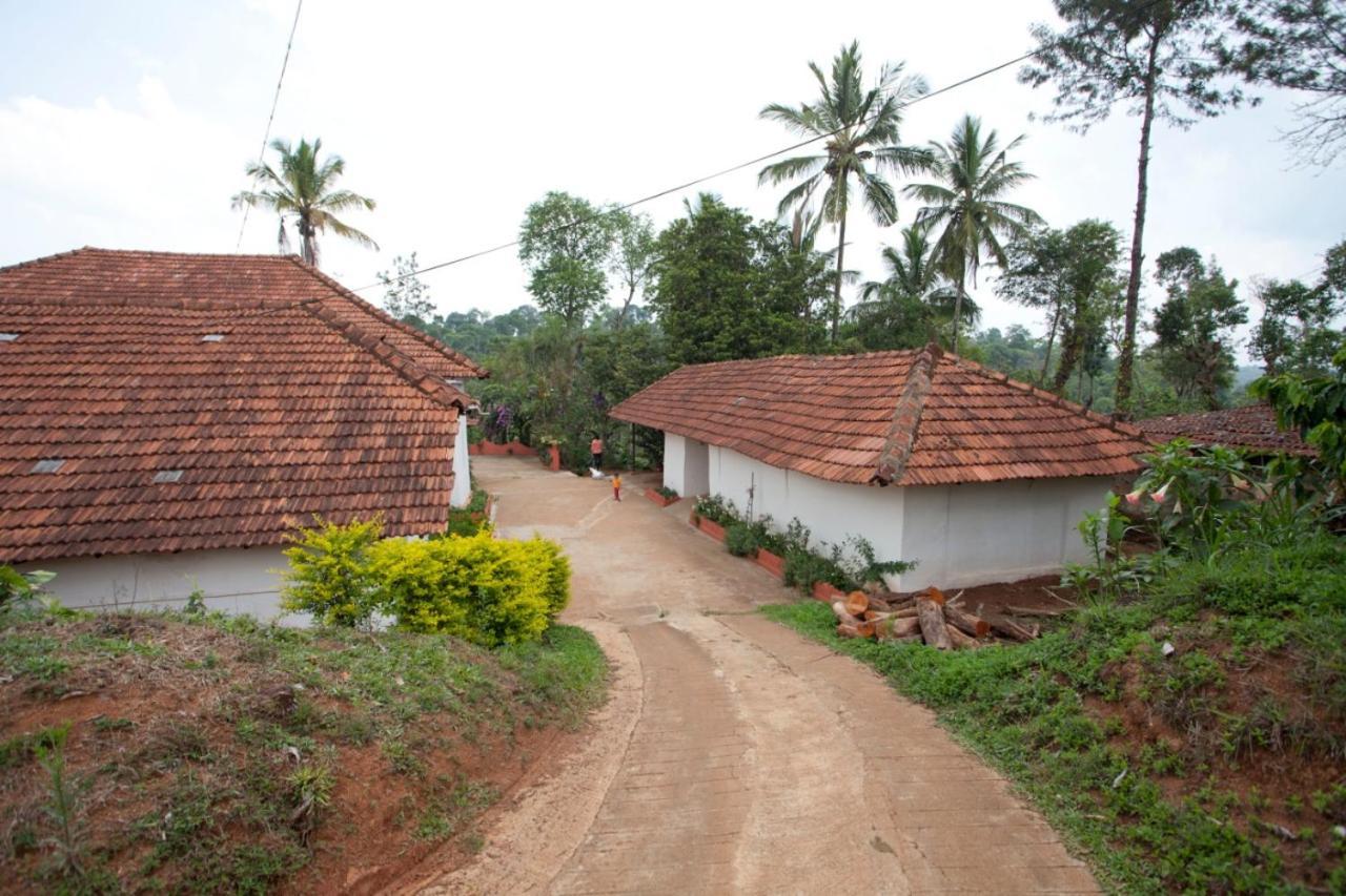 Sardar Bahadur'S Heritage Bungalow Estate Stay Napoklu Екстериор снимка