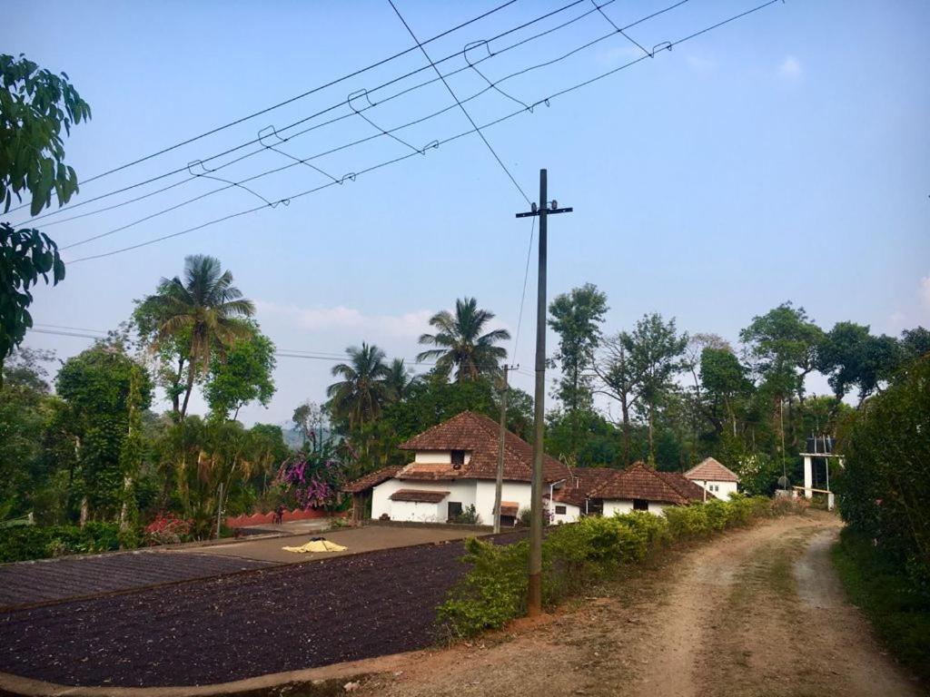 Sardar Bahadur'S Heritage Bungalow Estate Stay Napoklu Екстериор снимка