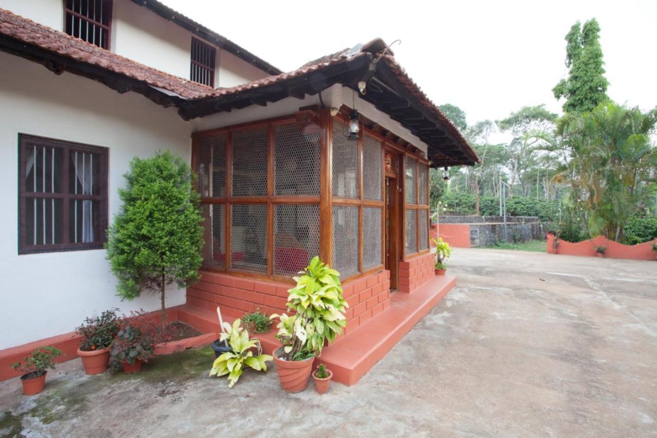 Sardar Bahadur'S Heritage Bungalow Estate Stay Napoklu Екстериор снимка