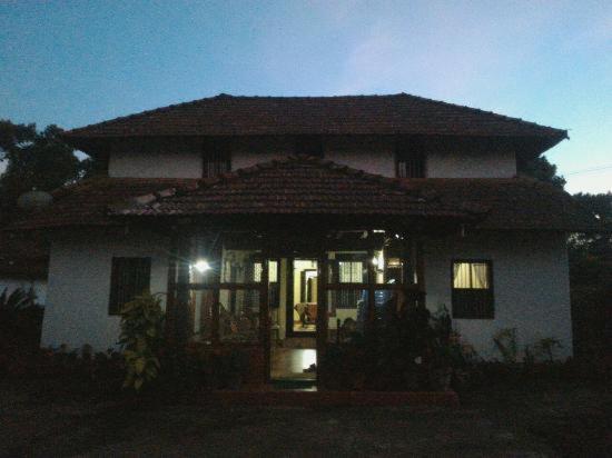 Sardar Bahadur'S Heritage Bungalow Estate Stay Napoklu Екстериор снимка
