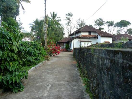 Sardar Bahadur'S Heritage Bungalow Estate Stay Napoklu Екстериор снимка